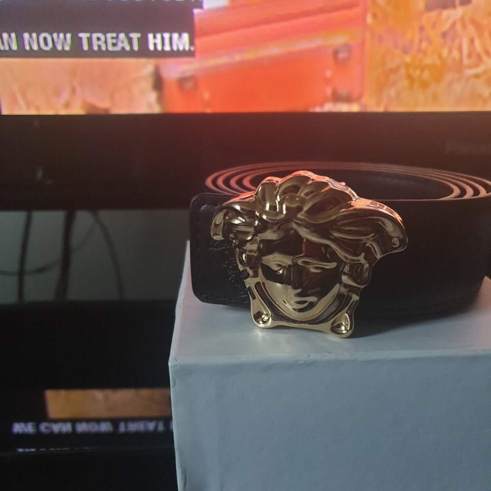 Versace - Picture 2 of 4